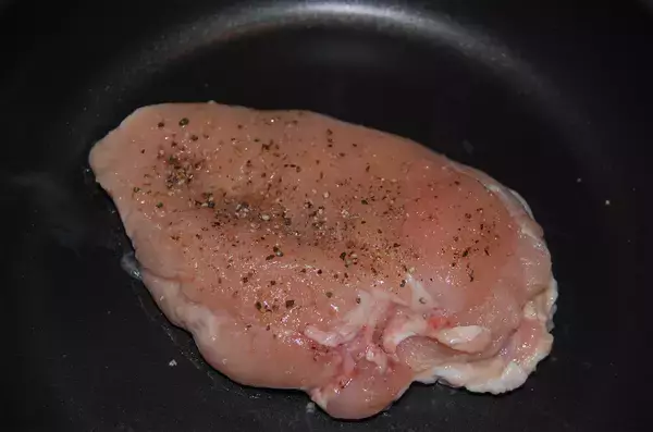 「弱火でひたすら放置！「30分チキン」に挑戦♪おお～マジで皮パリッパリ！噛めばしっとりジューシー♡」の画像