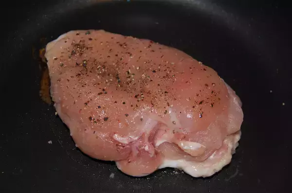 「弱火でひたすら放置！「30分チキン」に挑戦♪おお～マジで皮パリッパリ！噛めばしっとりジューシー♡」の画像