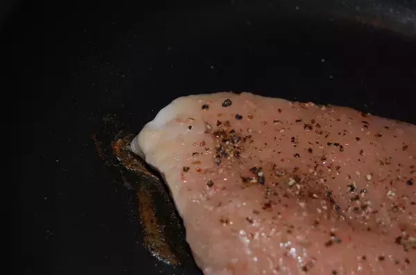 「弱火でひたすら放置！「30分チキン」に挑戦♪おお～マジで皮パリッパリ！噛めばしっとりジューシー♡」の画像