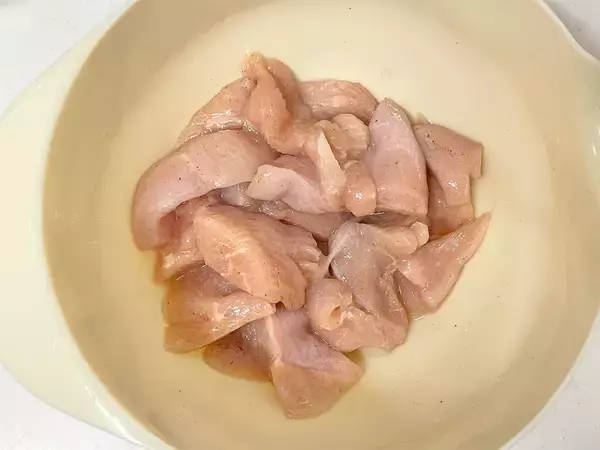 「【リュウジレシピ】海老の代わりに…え、鶏むね肉で⁉プリップリ食感な「鶏マヨ」に挑戦♪1人前100円ほど」の画像