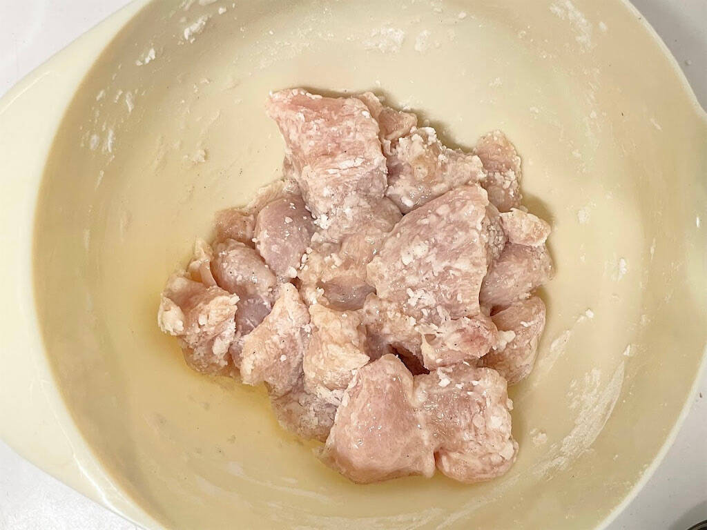 【リュウジレシピ】海老の代わりに…え、鶏むね肉で⁉プリップリ食感な「鶏マヨ」に挑戦♪1人前100円ほど