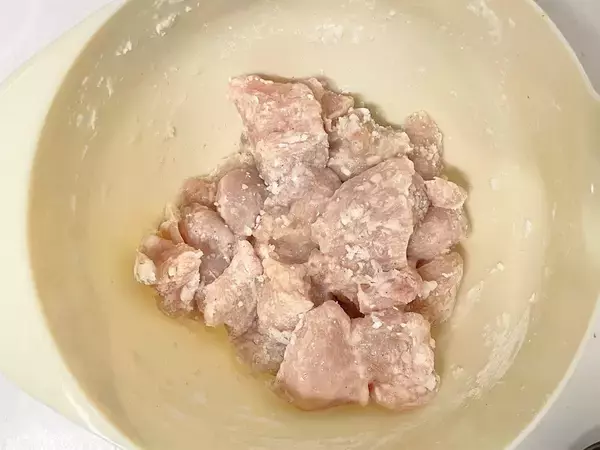 「【リュウジレシピ】海老の代わりに…え、鶏むね肉で⁉プリップリ食感な「鶏マヨ」に挑戦♪1人前100円ほど」の画像
