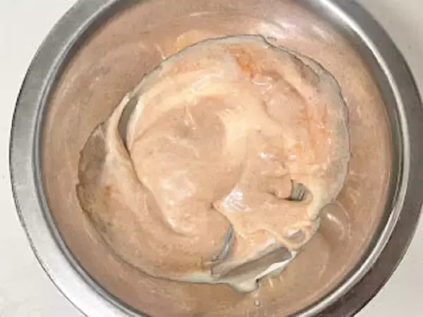 「【リュウジレシピ】海老の代わりに…え、鶏むね肉で⁉プリップリ食感な「鶏マヨ」に挑戦♪1人前100円ほど」の画像