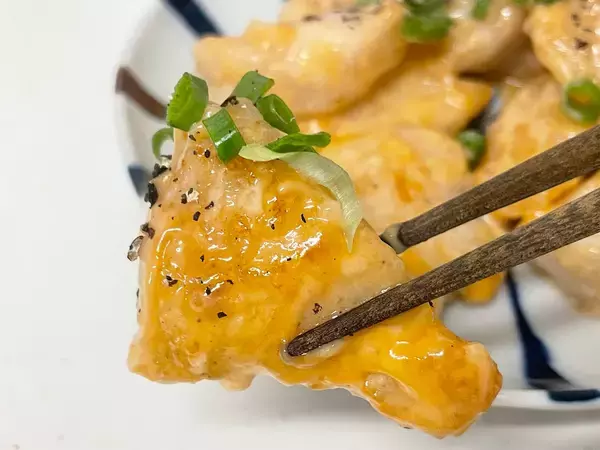 「【リュウジレシピ】海老の代わりに…え、鶏むね肉で⁉プリップリ食感な「鶏マヨ」に挑戦♪1人前100円ほど」の画像