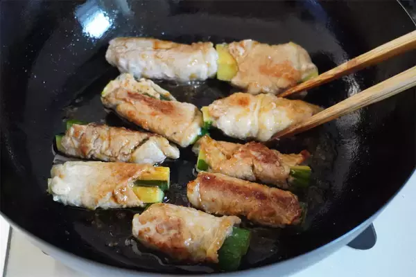 「【きゅうりを肉巻きにすると絶品♪】豚肉の旨味としょうゆ麹の風味に包まれた「シン・肉巻き」に挑戦してみた！」の画像