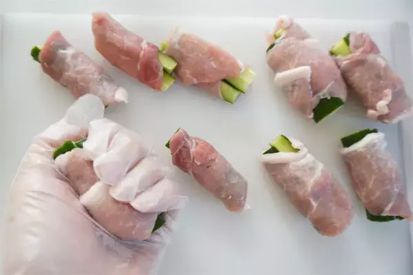 「【きゅうりを肉巻きにすると絶品♪】豚肉の旨味としょうゆ麹の風味に包まれた「シン・肉巻き」に挑戦してみた！」の画像