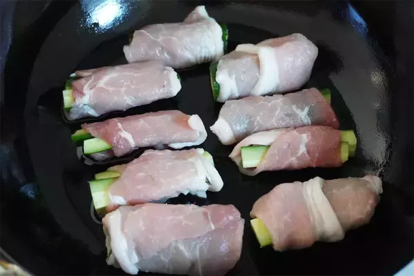 「【きゅうりを肉巻きにすると絶品♪】豚肉の旨味としょうゆ麹の風味に包まれた「シン・肉巻き」に挑戦してみた！」の画像