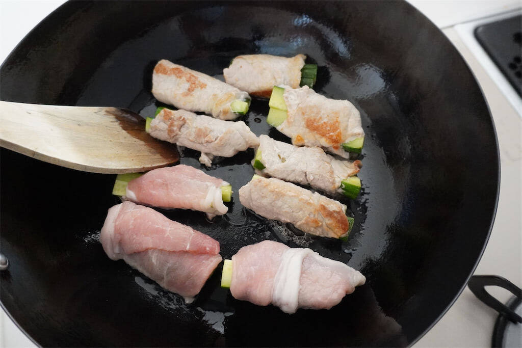 【きゅうりを肉巻きにすると絶品♪】豚肉の旨味としょうゆ麹の風味に包まれた「シン・肉巻き」に挑戦してみた！