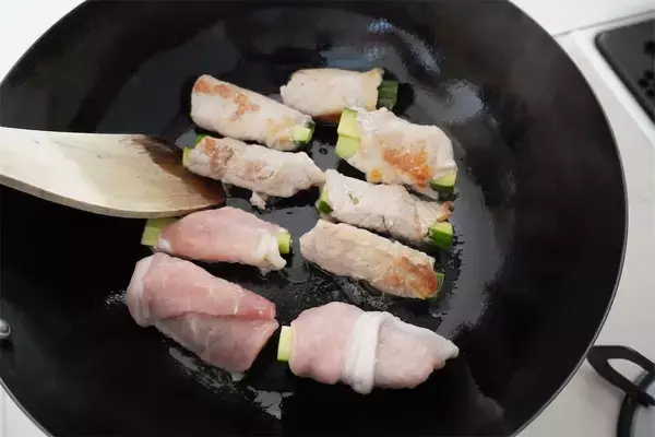 「【きゅうりを肉巻きにすると絶品♪】豚肉の旨味としょうゆ麹の風味に包まれた「シン・肉巻き」に挑戦してみた！」の画像