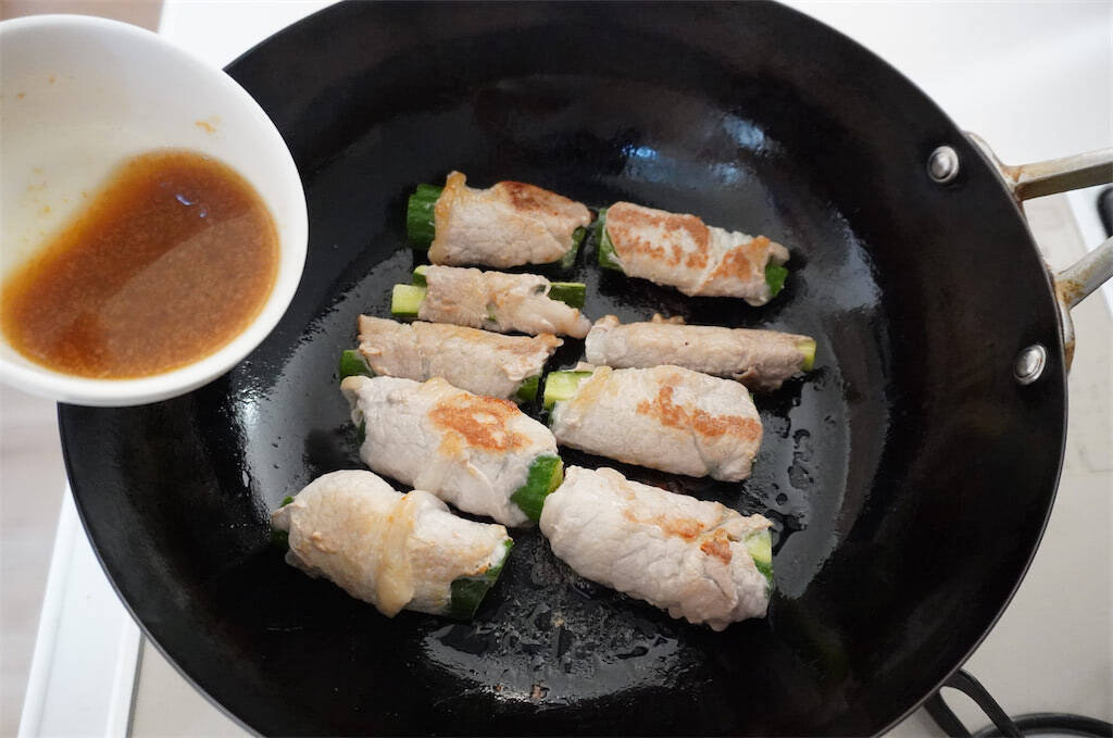 【きゅうりを肉巻きにすると絶品♪】豚肉の旨味としょうゆ麹の風味に包まれた「シン・肉巻き」に挑戦してみた！