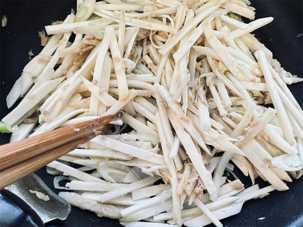 里芋を“細切り”にしてみたら…食感激変でシャキッ！みそ×チーズの「オーブン焼き」はコク旨～♪【農家直伝】