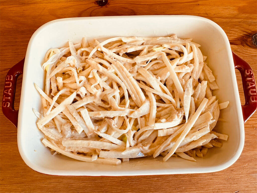 里芋を“細切り”にしてみたら…食感激変でシャキッ！みそ×チーズの「オーブン焼き」はコク旨～♪【農家直伝】