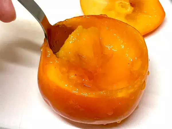 「【まさかのスーパーカップと柿だけでプリン!?】混ぜて冷やすだけ「スーパー柿プリン」作ろう！柿の器が♡」の画像