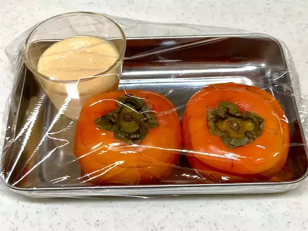 「【まさかのスーパーカップと柿だけでプリン!?】混ぜて冷やすだけ「スーパー柿プリン」作ろう！柿の器が♡」の画像