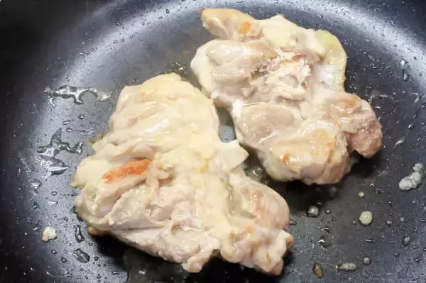 「【もうフライパンは温めない！】「コールドスタート」でチキンソテーが驚きのふっくら感♡焦げない簡単な新常識」の画像