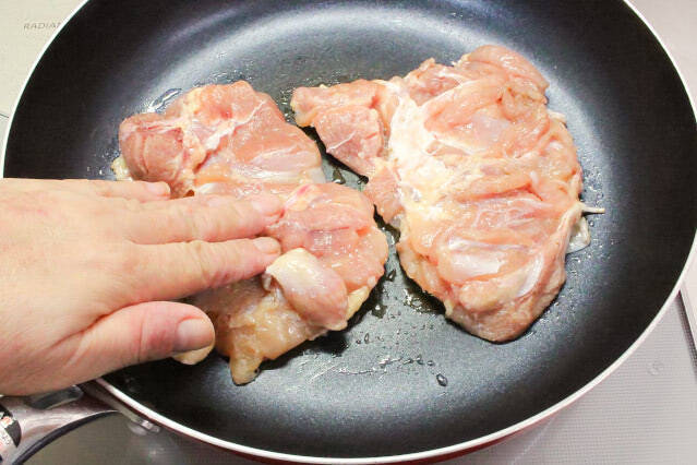 【もうフライパンは温めない！】「コールドスタート」でチキンソテーが驚きのふっくら感♡焦げない簡単な新常識