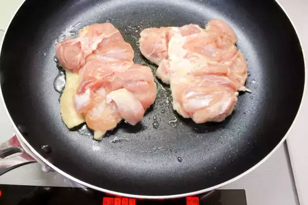 「【もうフライパンは温めない！】「コールドスタート」でチキンソテーが驚きのふっくら感♡焦げない簡単な新常識」の画像