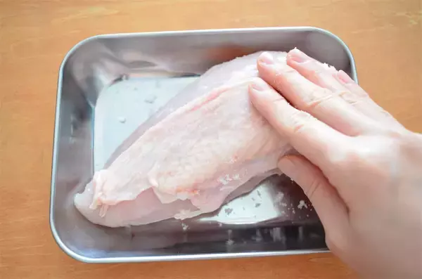 「【感動のジューシー鶏ハム】農家直伝の「放置するだけ」調理でパサつきから卒業！わさびソースで大優勝♪」の画像