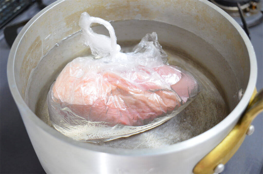 【感動のジューシー鶏ハム】農家直伝の「放置するだけ」調理でパサつきから卒業！わさびソースで大優勝♪