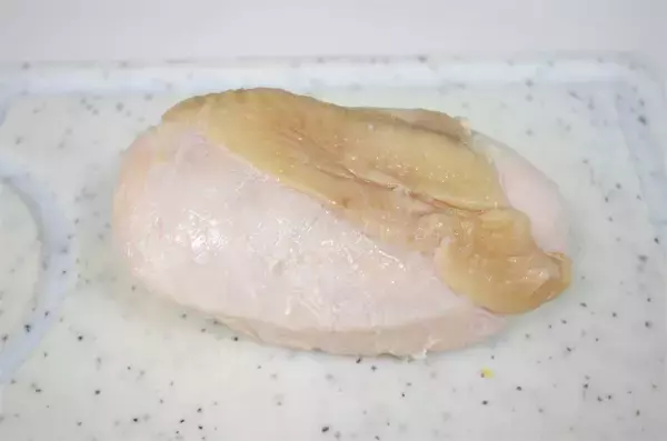 「【感動のジューシー鶏ハム】農家直伝の「放置するだけ」調理でパサつきから卒業！わさびソースで大優勝♪」の画像