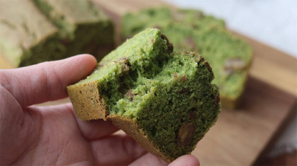 野菜嫌いもパクパク食べる♪「小松菜の米粉パウンドケーキ」きな粉＆くるみで青臭さゼロ！【元パティシエ直伝】