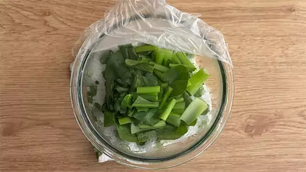 「野菜嫌いもパクパク食べる♪「小松菜の米粉パウンドケーキ」きな粉＆くるみで青臭さゼロ！【元パティシエ直伝】」の画像