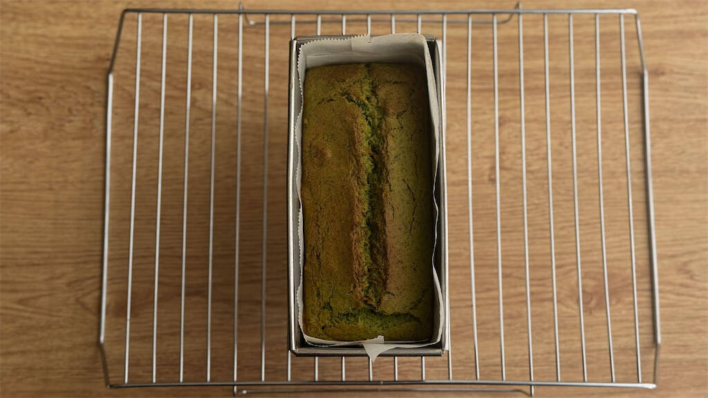 野菜嫌いもパクパク食べる♪「小松菜の米粉パウンドケーキ」きな粉＆くるみで青臭さゼロ！【元パティシエ直伝】