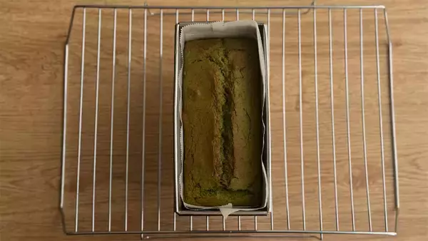 「野菜嫌いもパクパク食べる♪「小松菜の米粉パウンドケーキ」きな粉＆くるみで青臭さゼロ！【元パティシエ直伝】」の画像