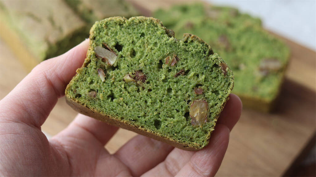 野菜嫌いもパクパク食べる♪「小松菜の米粉パウンドケーキ」きな粉＆くるみで青臭さゼロ！【元パティシエ直伝】