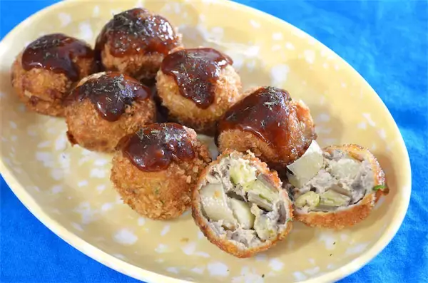 【たこ焼きと思いきや…衝撃】なす×みょうがの「お団子フライ」が旨すぎた！外サクッ、中むきゅっの新食感♪