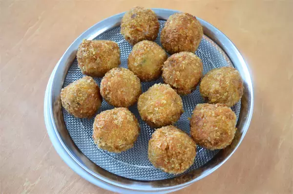 「【たこ焼きと思いきや…衝撃】なす×みょうがの「お団子フライ」が旨すぎた！外サクッ、中むきゅっの新食感♪」の画像