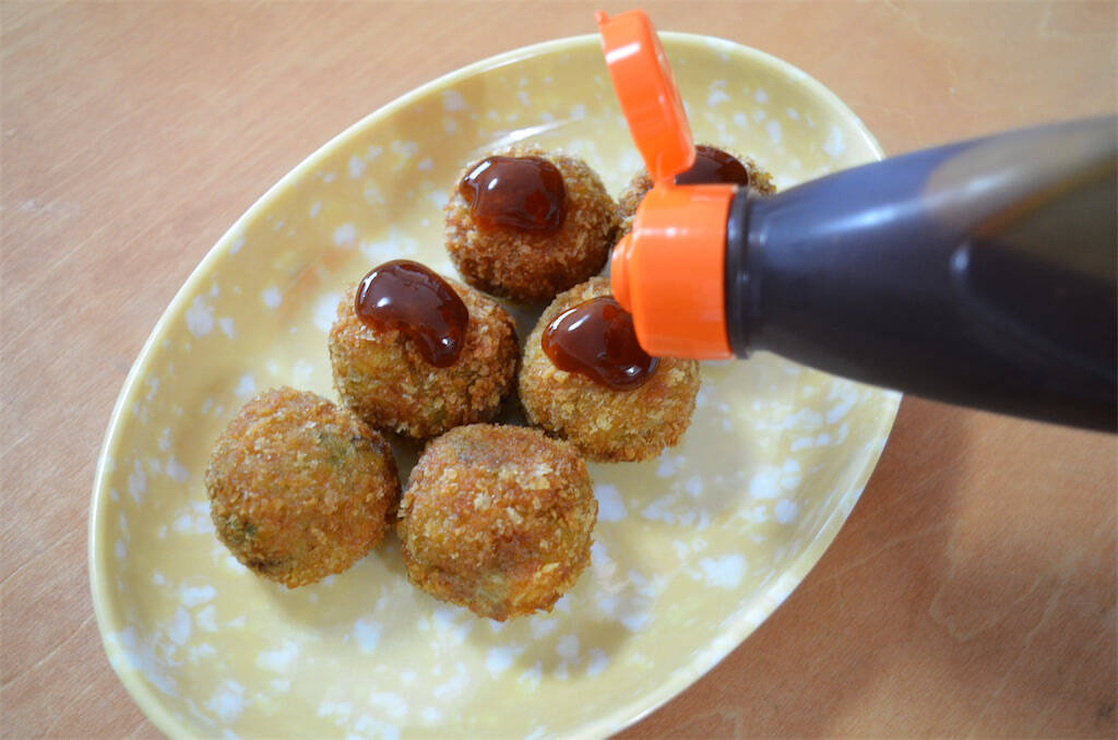 【たこ焼きと思いきや…衝撃】なす×みょうがの「お団子フライ」が旨すぎた！外サクッ、中むきゅっの新食感♪