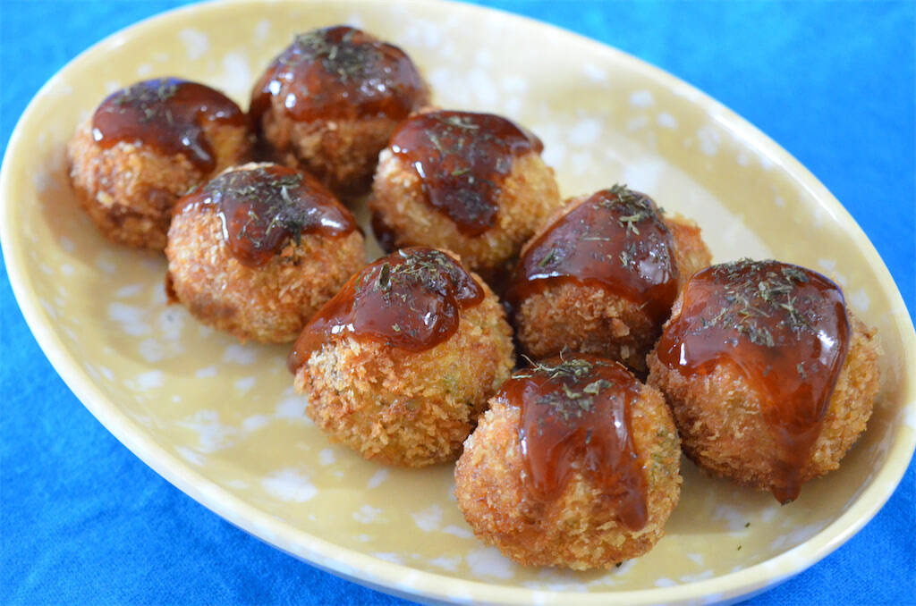 【たこ焼きと思いきや…衝撃】なす×みょうがの「お団子フライ」が旨すぎた！外サクッ、中むきゅっの新食感♪