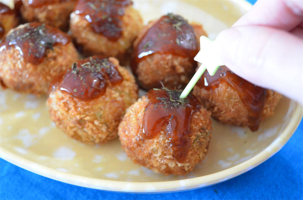 【たこ焼きと思いきや…衝撃】なす×みょうがの「お団子フライ」が旨すぎた！外サクッ、中むきゅっの新食感♪