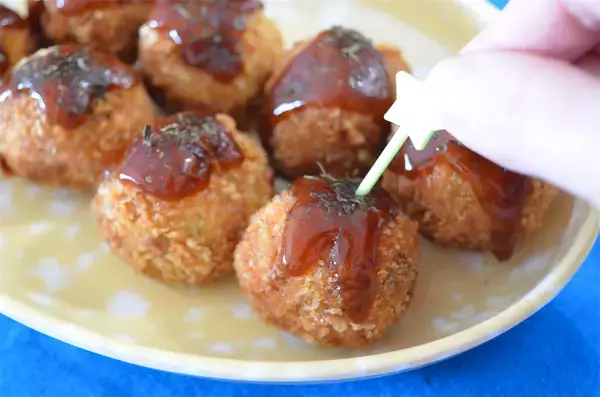 「【たこ焼きと思いきや…衝撃】なす×みょうがの「お団子フライ」が旨すぎた！外サクッ、中むきゅっの新食感♪」の画像