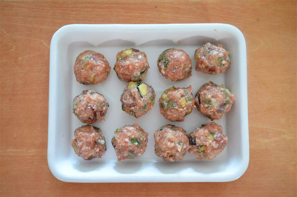 【たこ焼きと思いきや…衝撃】なす×みょうがの「お団子フライ」が旨すぎた！外サクッ、中むきゅっの新食感♪