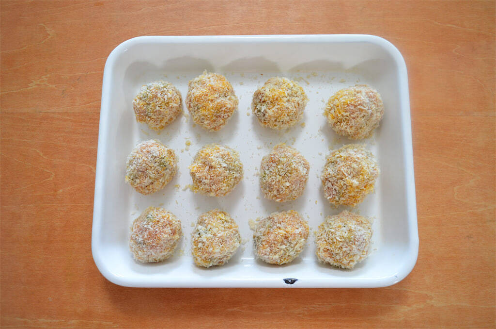 【たこ焼きと思いきや…衝撃】なす×みょうがの「お団子フライ」が旨すぎた！外サクッ、中むきゅっの新食感♪