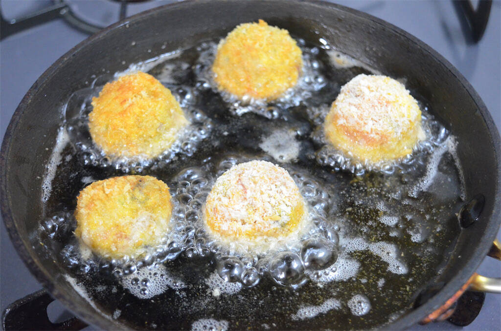 【たこ焼きと思いきや…衝撃】なす×みょうがの「お団子フライ」が旨すぎた！外サクッ、中むきゅっの新食感♪
