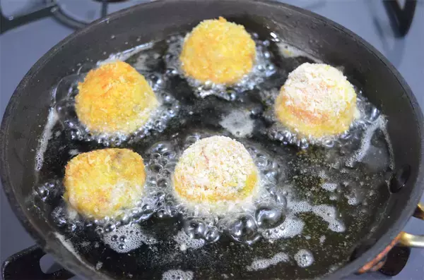 「【たこ焼きと思いきや…衝撃】なす×みょうがの「お団子フライ」が旨すぎた！外サクッ、中むきゅっの新食感♪」の画像