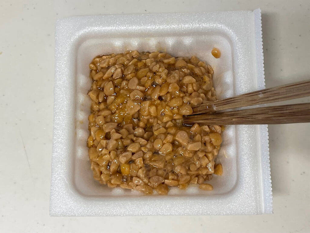 【進化系納豆ご飯】焼肉のたれベースの併せ調味料を使う「納豆ご飯」は…納豆好きに絶対刺さるヤツ！