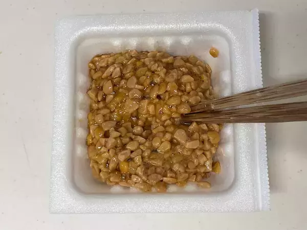 「【進化系納豆ご飯】焼肉のたれベースの併せ調味料を使う「納豆ご飯」は…納豆好きに絶対刺さるヤツ！」の画像