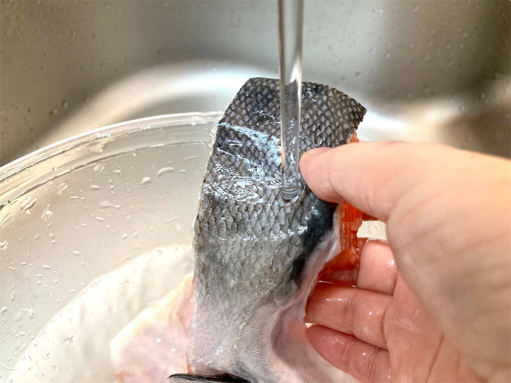 【魚のプロ直伝】おうちで極上の「アラ汁」を作る方法！面倒な下処理不要で「選び方」と「鍋フタ」に秘密が