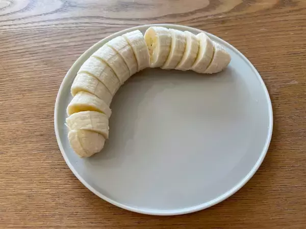 「まな板なのにテーブルに出せる!?セリアの「お皿みたいなまな板」がズボラの神アイテムだった！」の画像