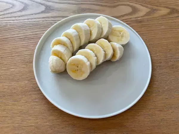 「まな板なのにテーブルに出せる!?セリアの「お皿みたいなまな板」がズボラの神アイテムだった！」の画像