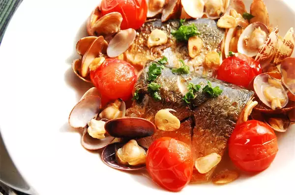 【白ワインが調味料】塩すら不要！簡単10分「アサリとサバのワイン蒸し」作ってみた！素材の旨味の洪水や～♡