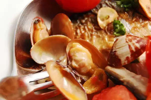 「【白ワインが調味料】塩すら不要！簡単10分「アサリとサバのワイン蒸し」作ってみた！素材の旨味の洪水や～♡」の画像