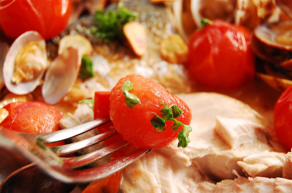 【白ワインが調味料】塩すら不要！簡単10分「アサリとサバのワイン蒸し」作ってみた！素材の旨味の洪水や～♡