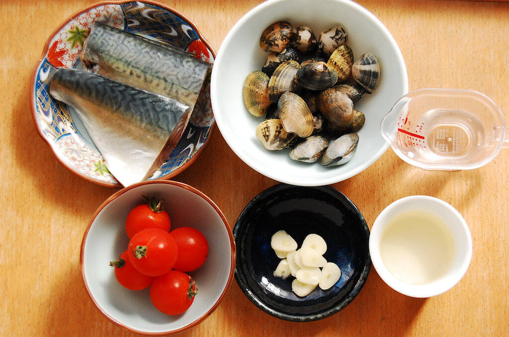 【白ワインが調味料】塩すら不要！簡単10分「アサリとサバのワイン蒸し」作ってみた！素材の旨味の洪水や～♡