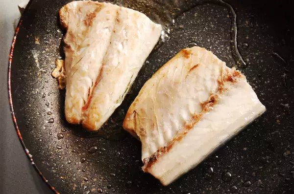 「【白ワインが調味料】塩すら不要！簡単10分「アサリとサバのワイン蒸し」作ってみた！素材の旨味の洪水や～♡」の画像