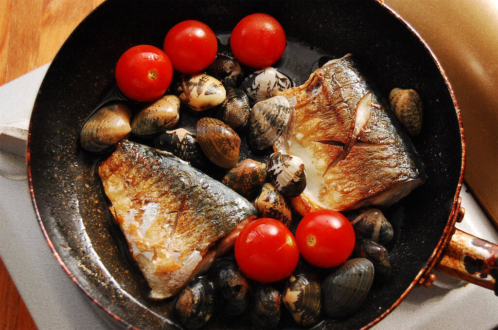 【白ワインが調味料】塩すら不要！簡単10分「アサリとサバのワイン蒸し」作ってみた！素材の旨味の洪水や～♡